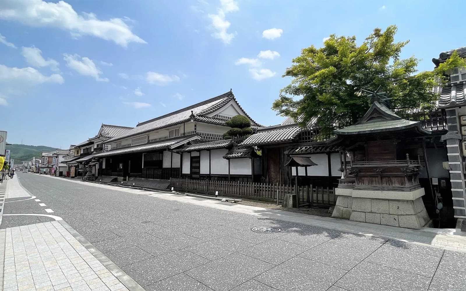 白壁の古い家並みが続く矢掛宿の通り